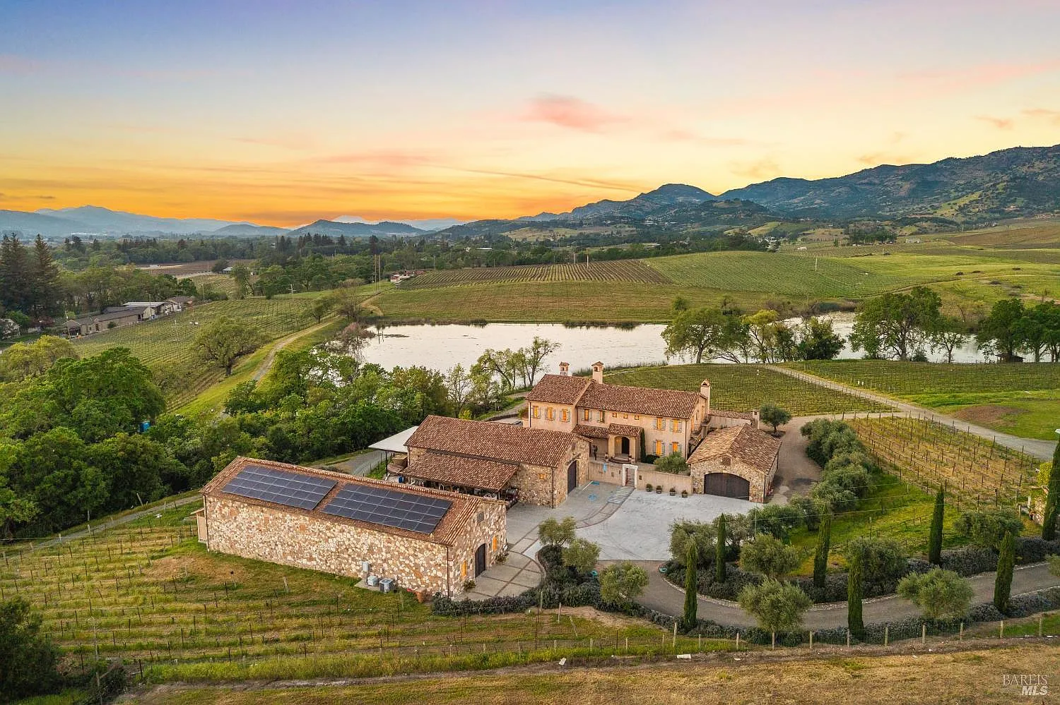 1096 Hardman Avenue - 4bd/4ba, 5,679 sqft - in Napa, CA