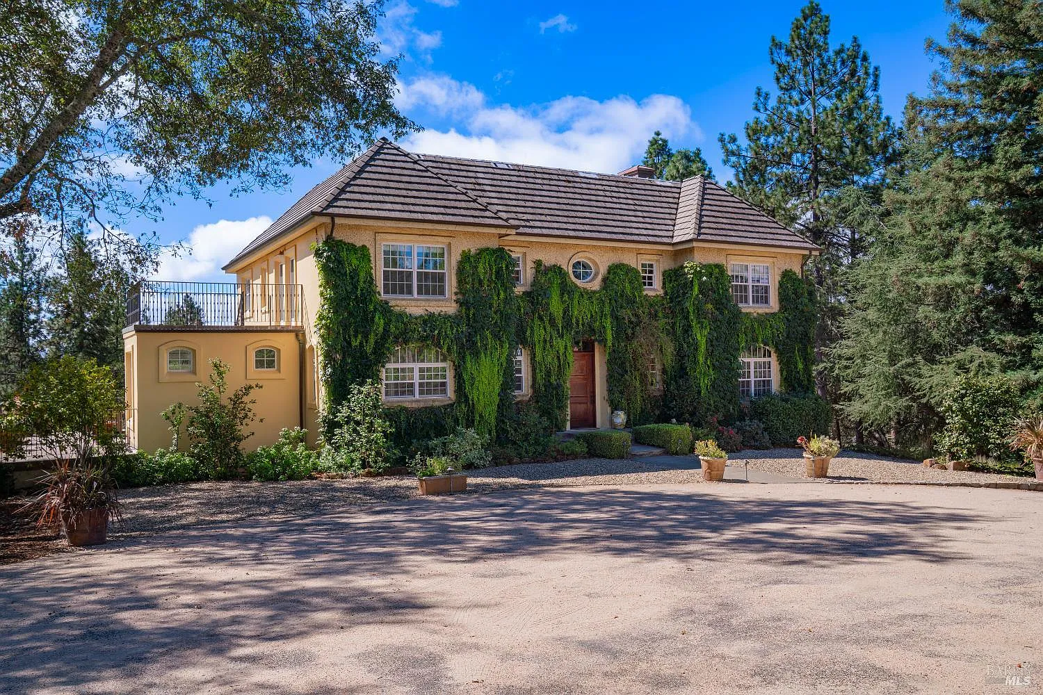 335 Pine Breeze Drive - 5bd/5ba, 7,084 sqft - in Angwin, CA
