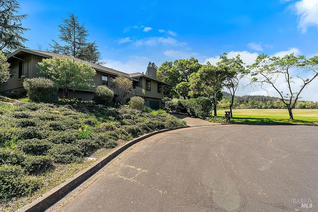 549 Catherine Court - Photo 1