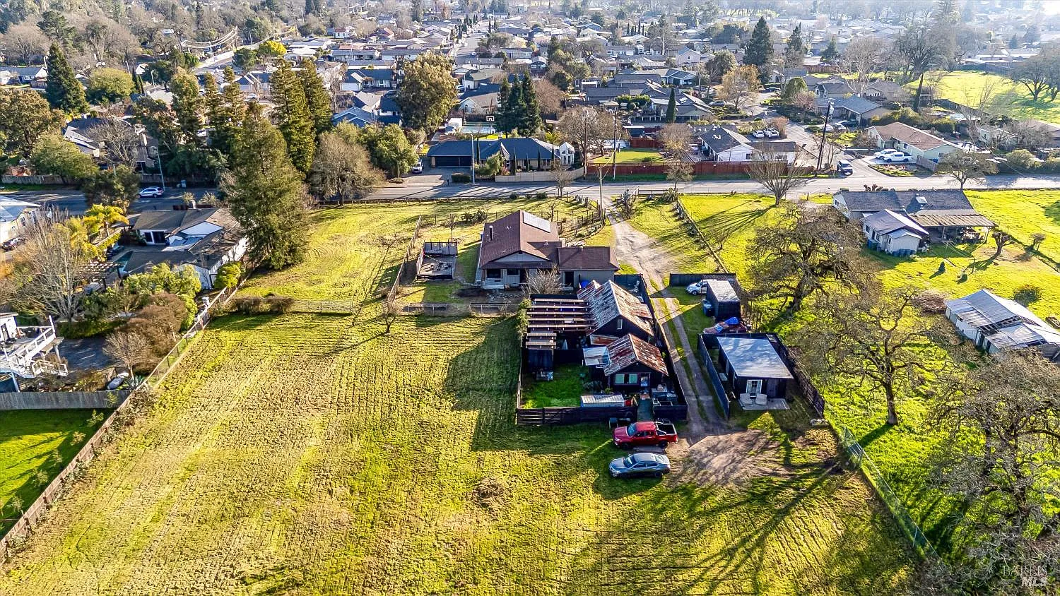 985 Gumview Road - 6bd/5ba, 2,450 sqft - in Windsor, CA