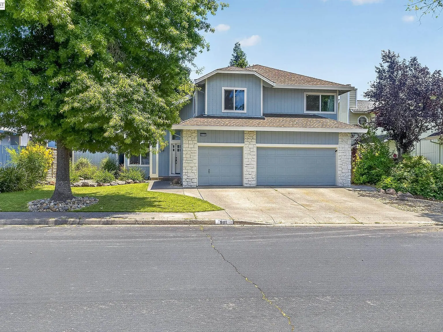 9111 Piccadilly Cir - 4bd/3ba, 2,202 sqft - in Windsor, CA