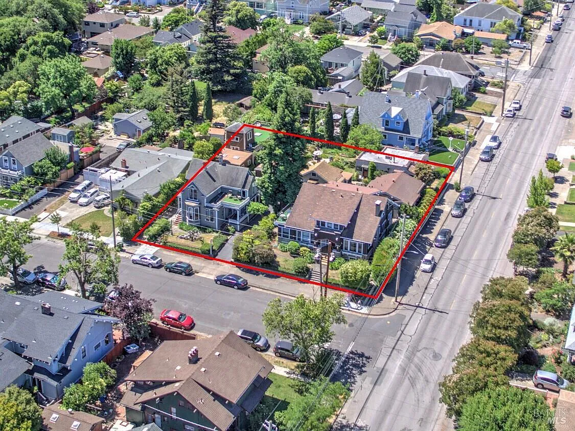 703 B St - 14bd/4ba, 9,360 sqft - in Petaluma, CA