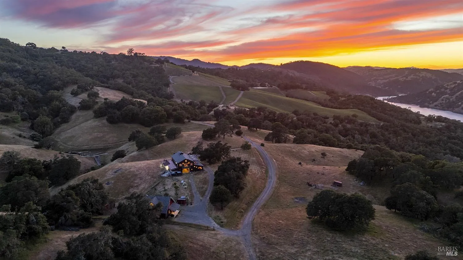 13451 Rockpile Road - 6bd/4ba, 3,072 sqft - in Healdsburg, CA