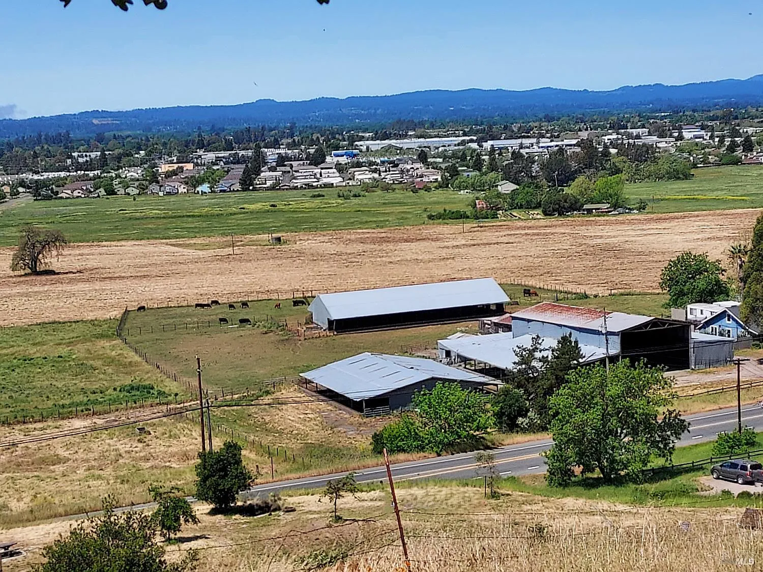 3825 - 3823 Petaluma Hill Road - 3bd/2ba, 10,500 sqft - in Santa Rosa, CA