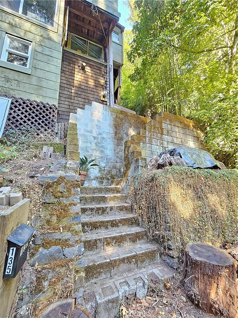 135 Redwood Ave - Photo 2